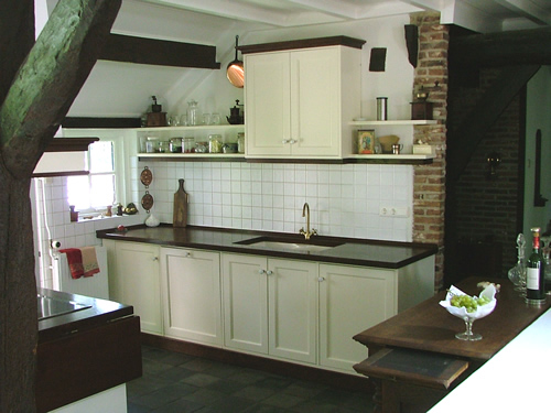 Witte landelijke keuken met houten blad, op maat gemaakt.
