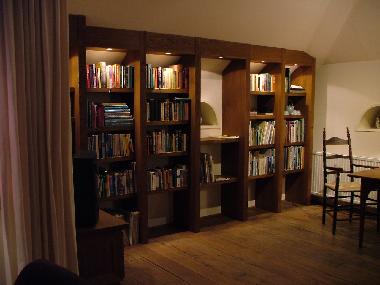 Landelijke boekenkast hout, op maat gemaakt.