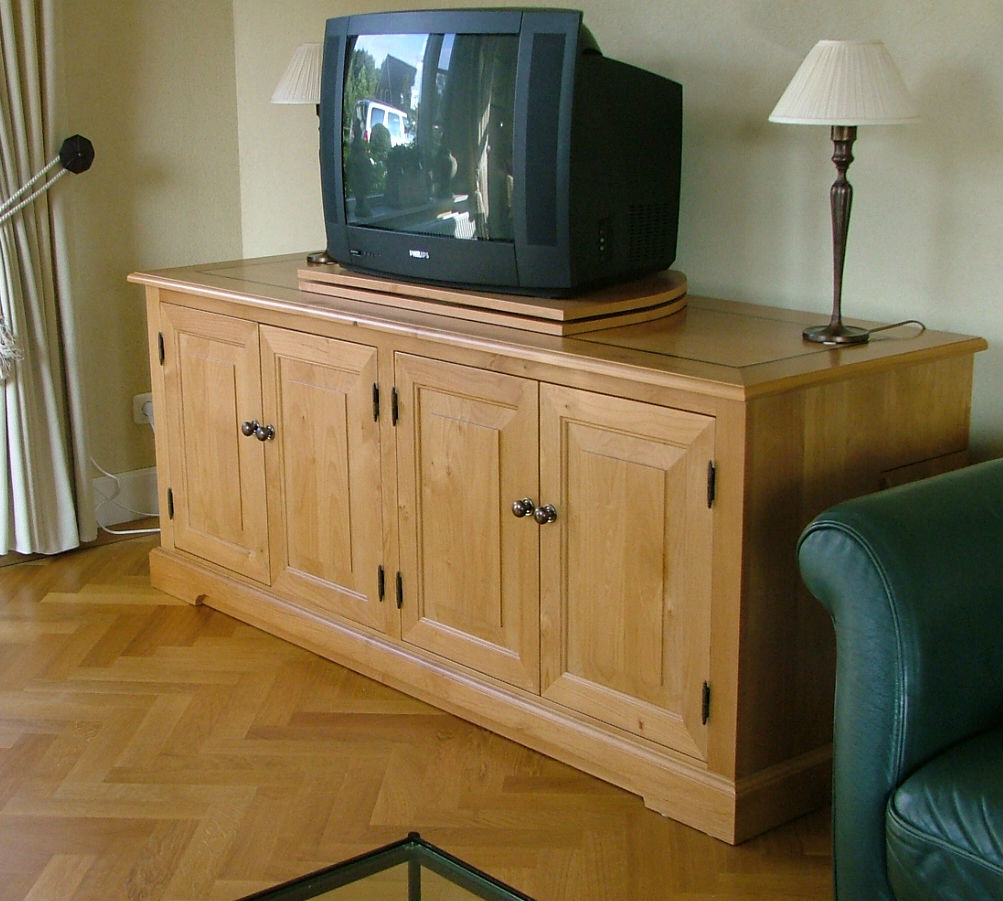 Tv kast van licht hout, op maat gemaakt.