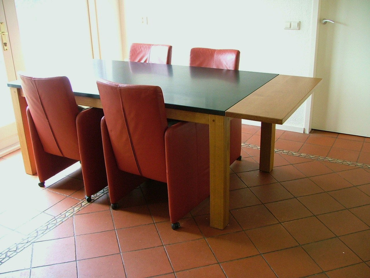 Eetkamertafel met granieten blad voorzien van extra opklapbare ruimte