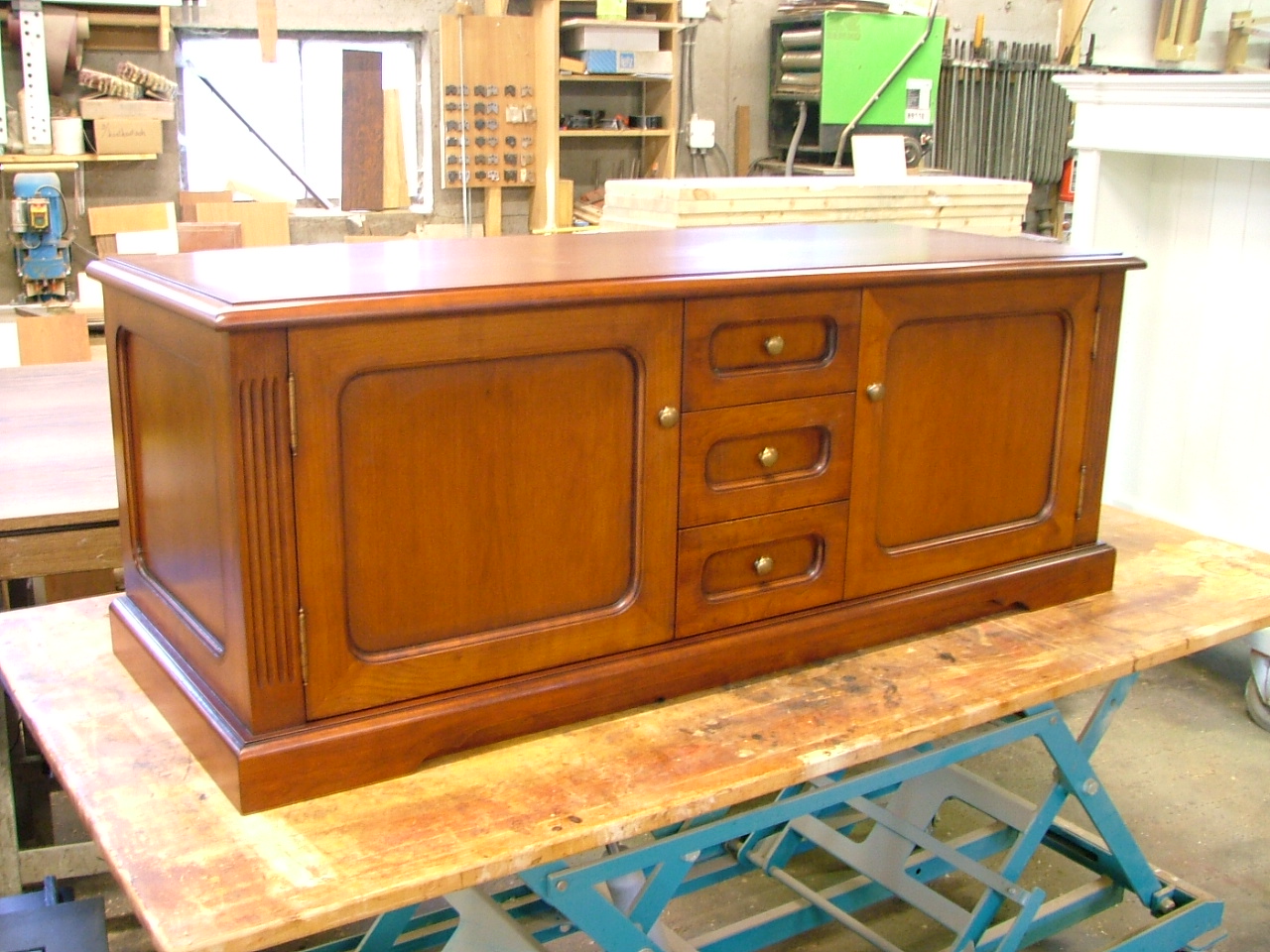 Tv-meubel dressoir massief.