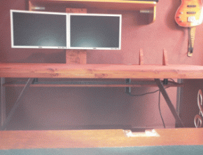 Bureau met houten schermconsoles.