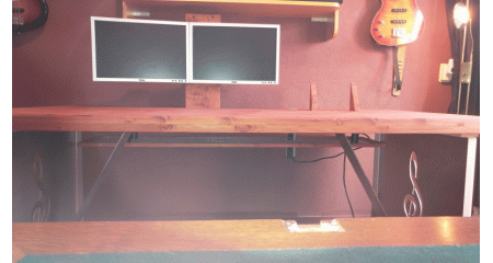 Bureau met houten schermconsoles.
