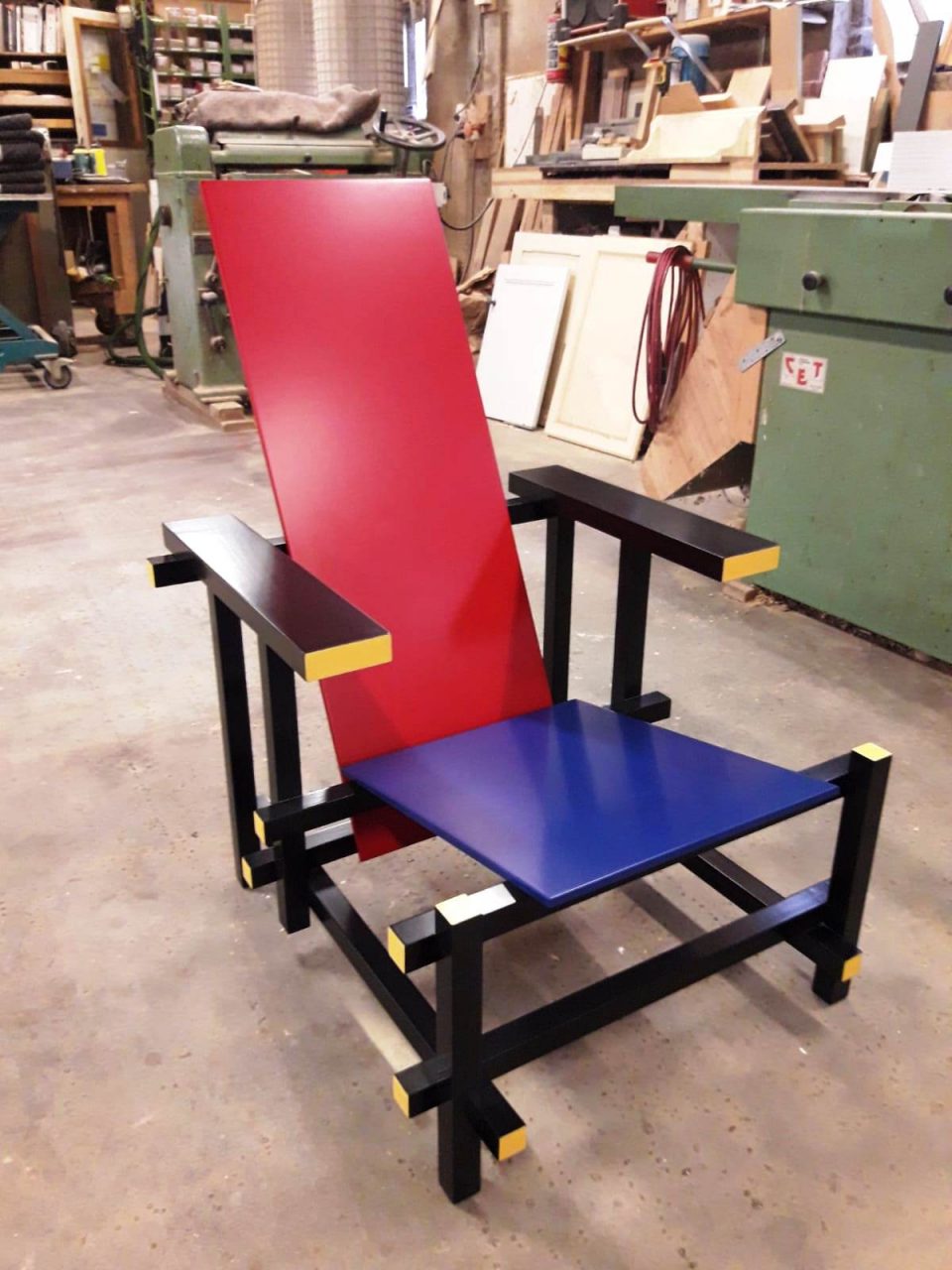 In 2007 heb ik deze “Red Blue chair” gemaakt naar origineel ontwerp van Rietveld.Recent is er een verhuisschade ontstaan
