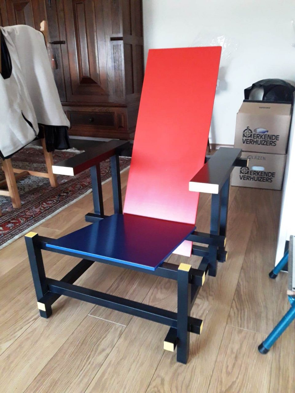 In 2007 heb ik deze “Red Blue chair” gemaakt naar origineel ontwerp van Rietveld.Recent is er een verhuisschade ontstaan